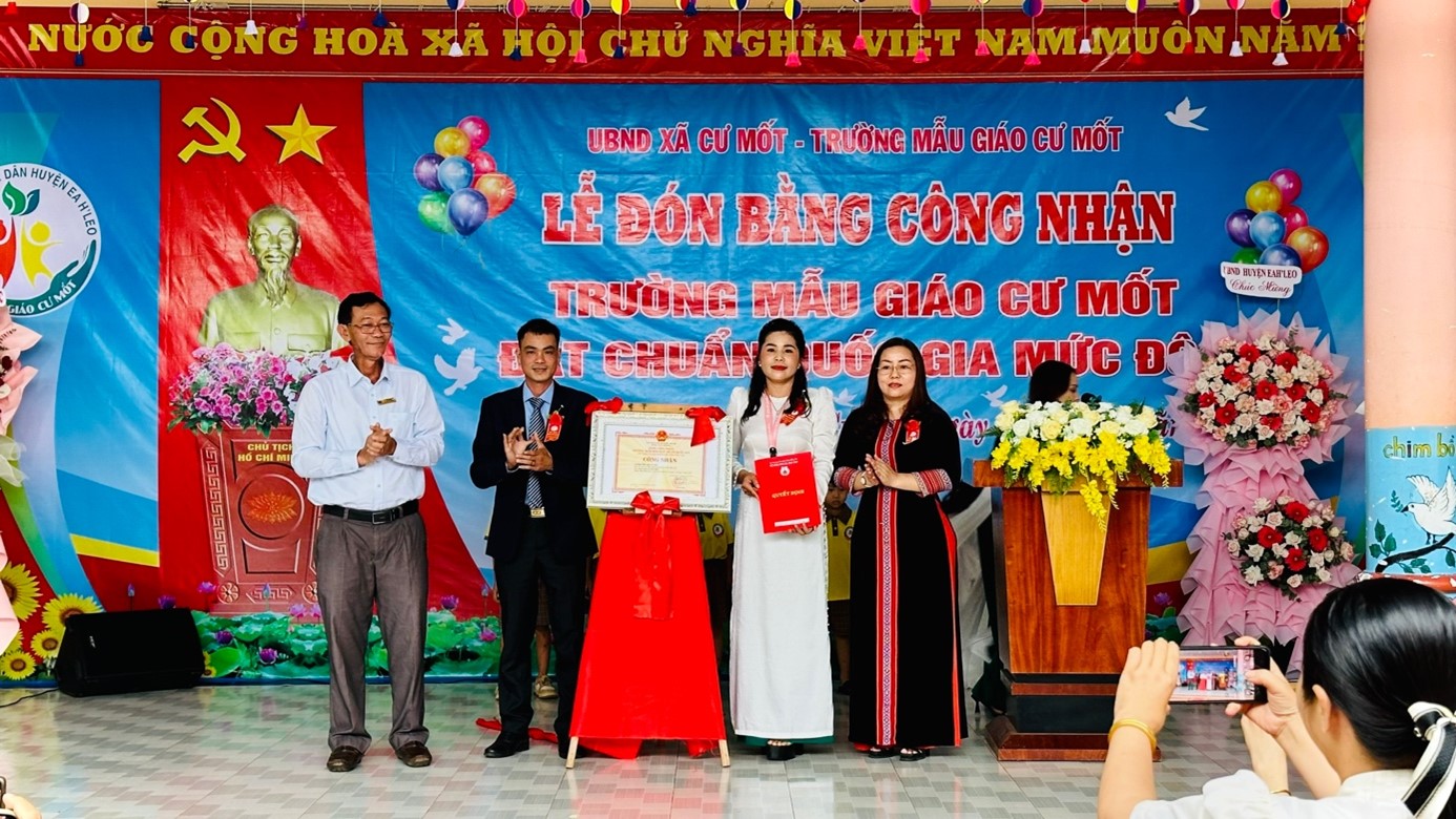 Lễ đón nhận Bằng công nhận Trường Mẫu giáo Cư Mốt đạt chuẩn Quốc gia mức độ I
